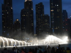 Osvetlené fontány v nočnom Dubaj Mall
