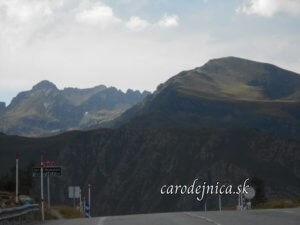 Pohľad na panorámu hôr Andorra z asfaltovej cesty do údolia