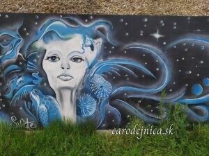 žena s vlasmi medúzy vo vesmíre s hviezdami namaľovaná ako streetart